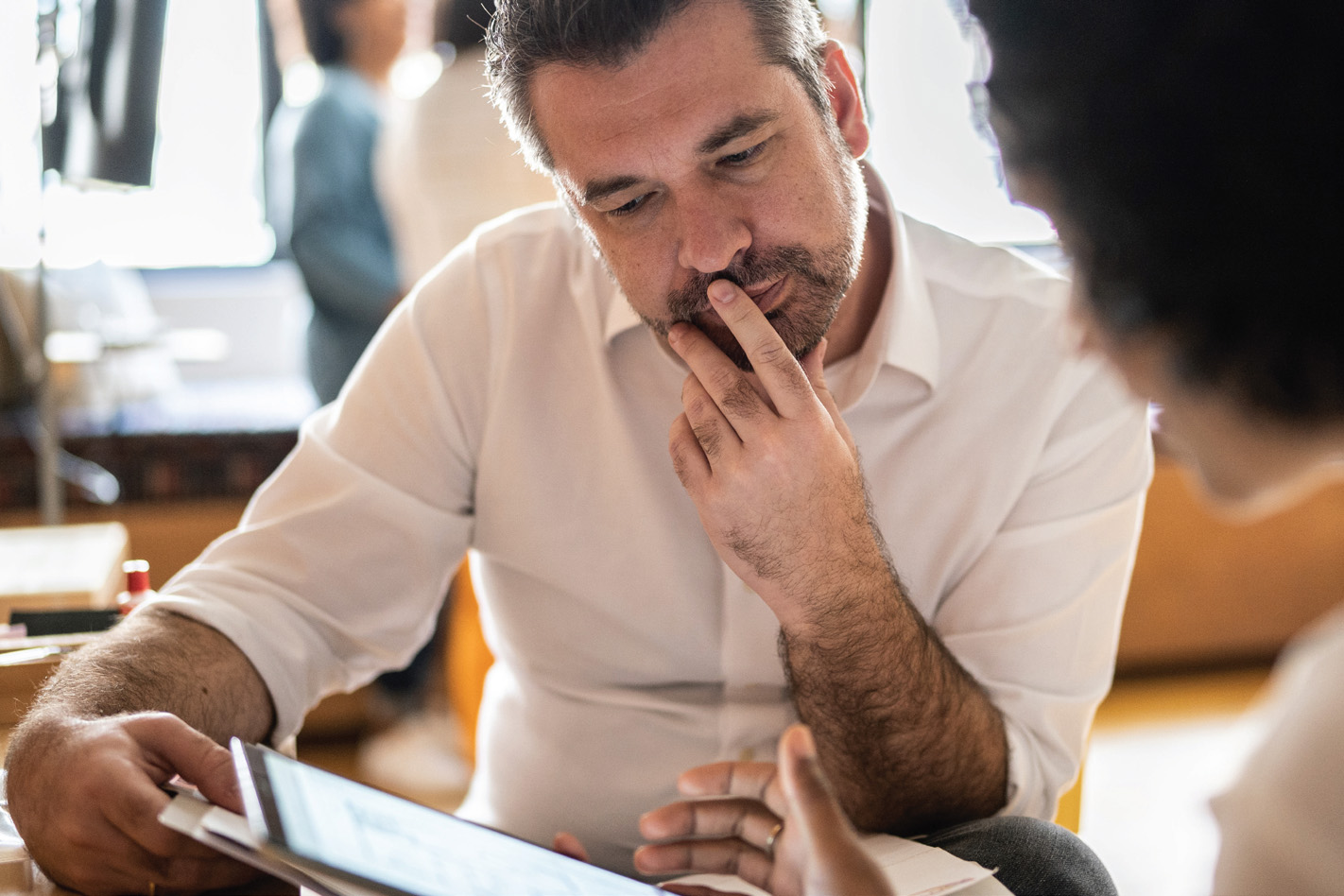 Agent Explains Customer Benefits With Tablet_2x3